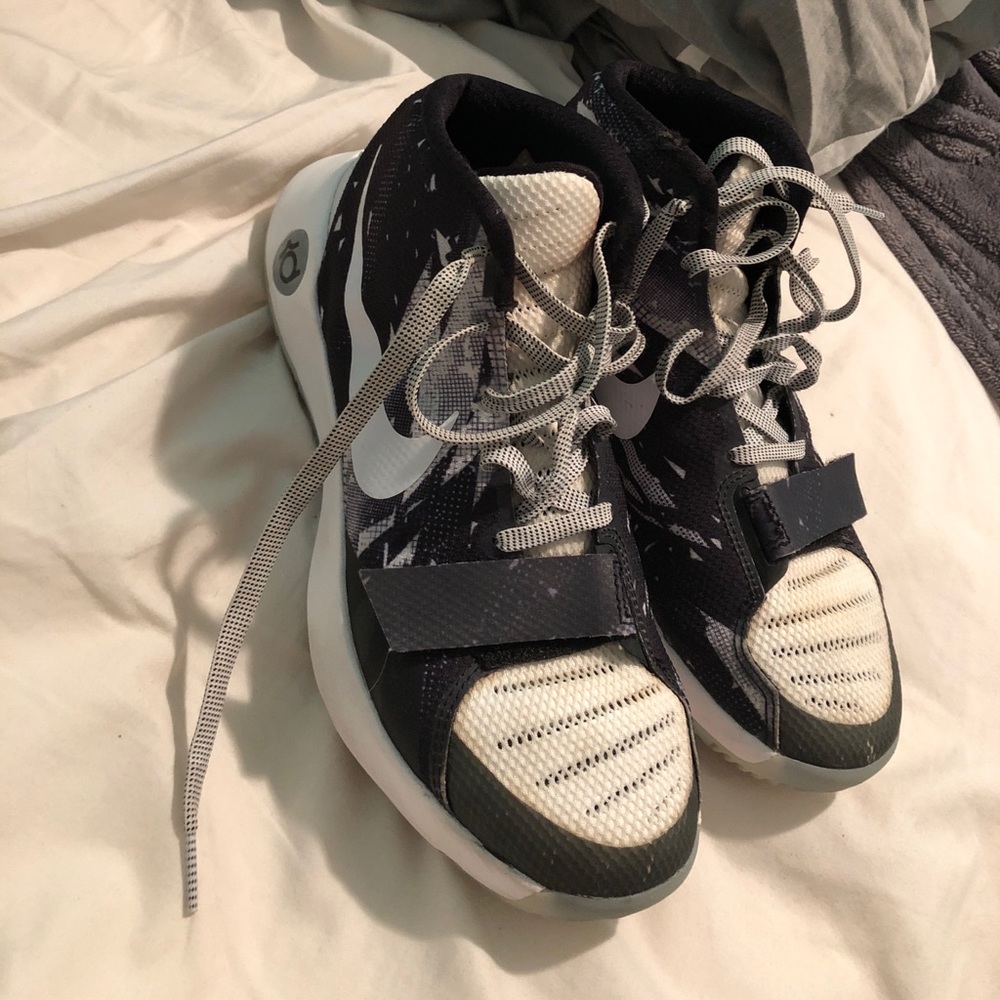 KD trey 5 basketball shoe