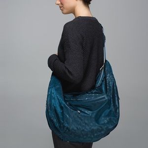 Lululemon Resolution Hobo Alberta Lake