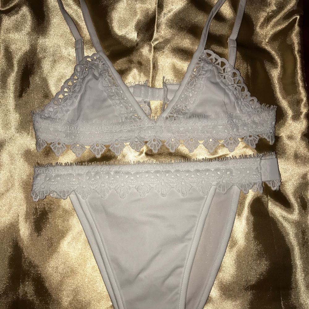 White lace dainty set