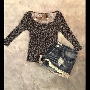 MUDD black and white flowered fitted shirt