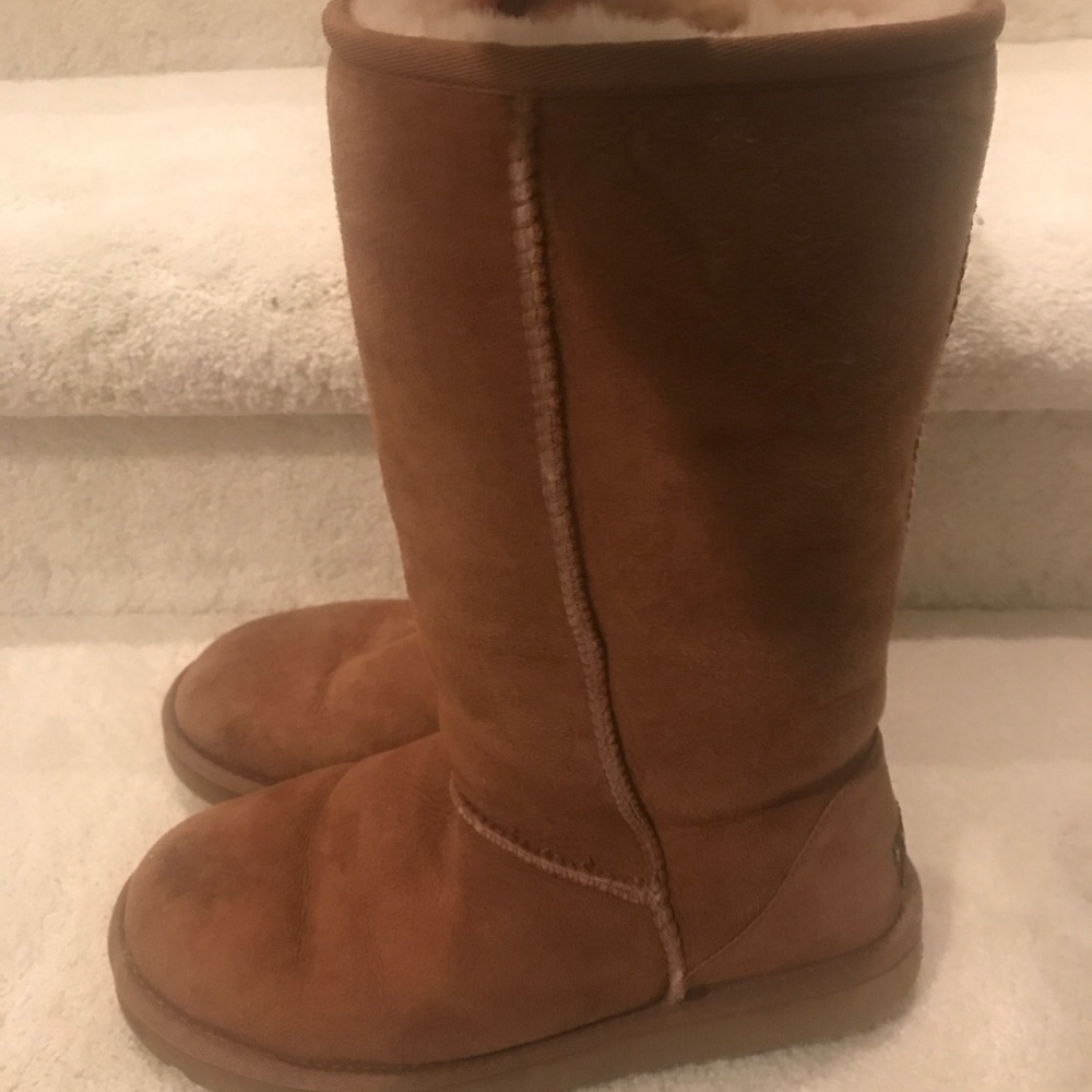 ❄️ UGG size 7 women's classic boot, tall! 💕