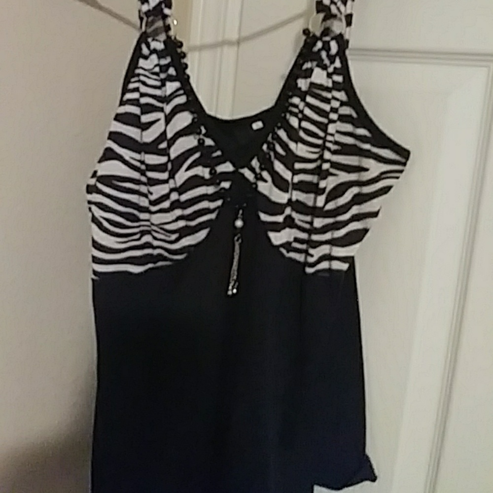 Super sexy top with built in necklace nwot