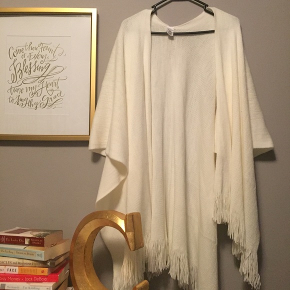 Sweaters - • beige fringe Shaw •