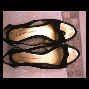 Dianne von Furstenberg low black wedges