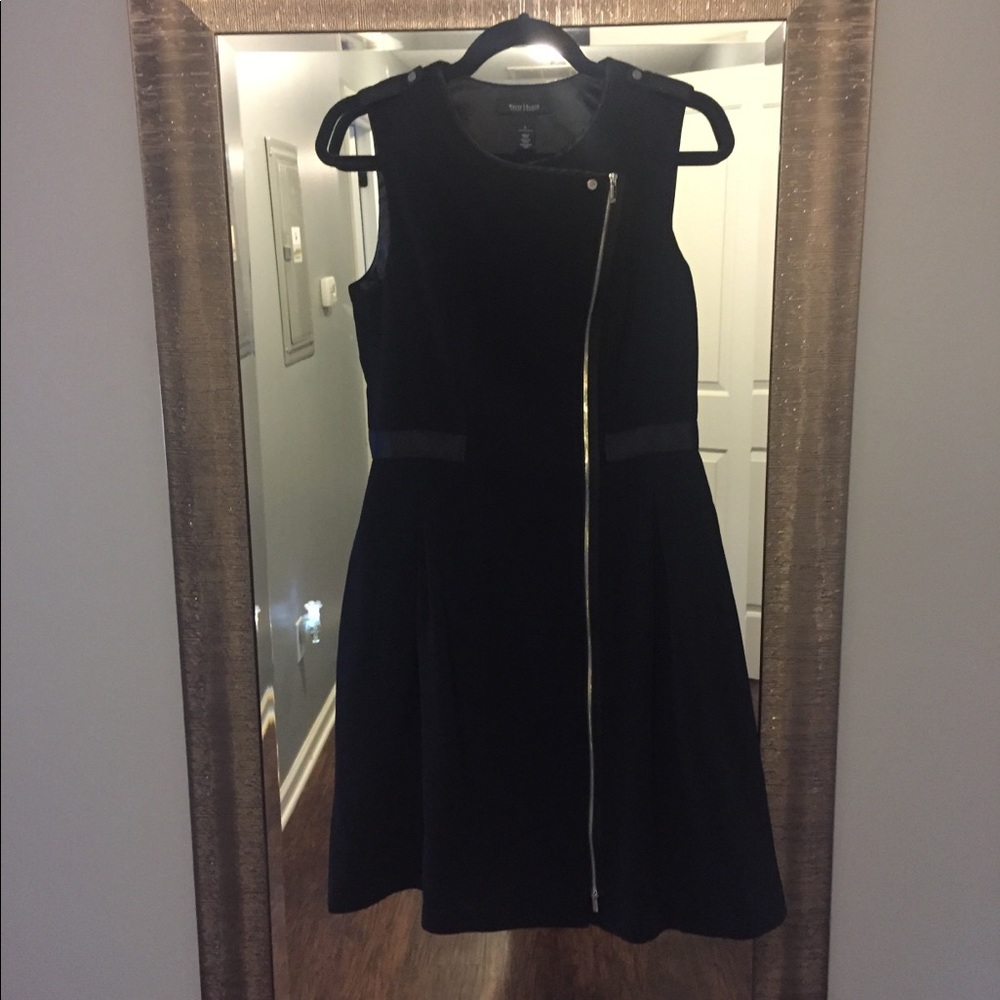 Black dress with asymmetric zipper and pockets