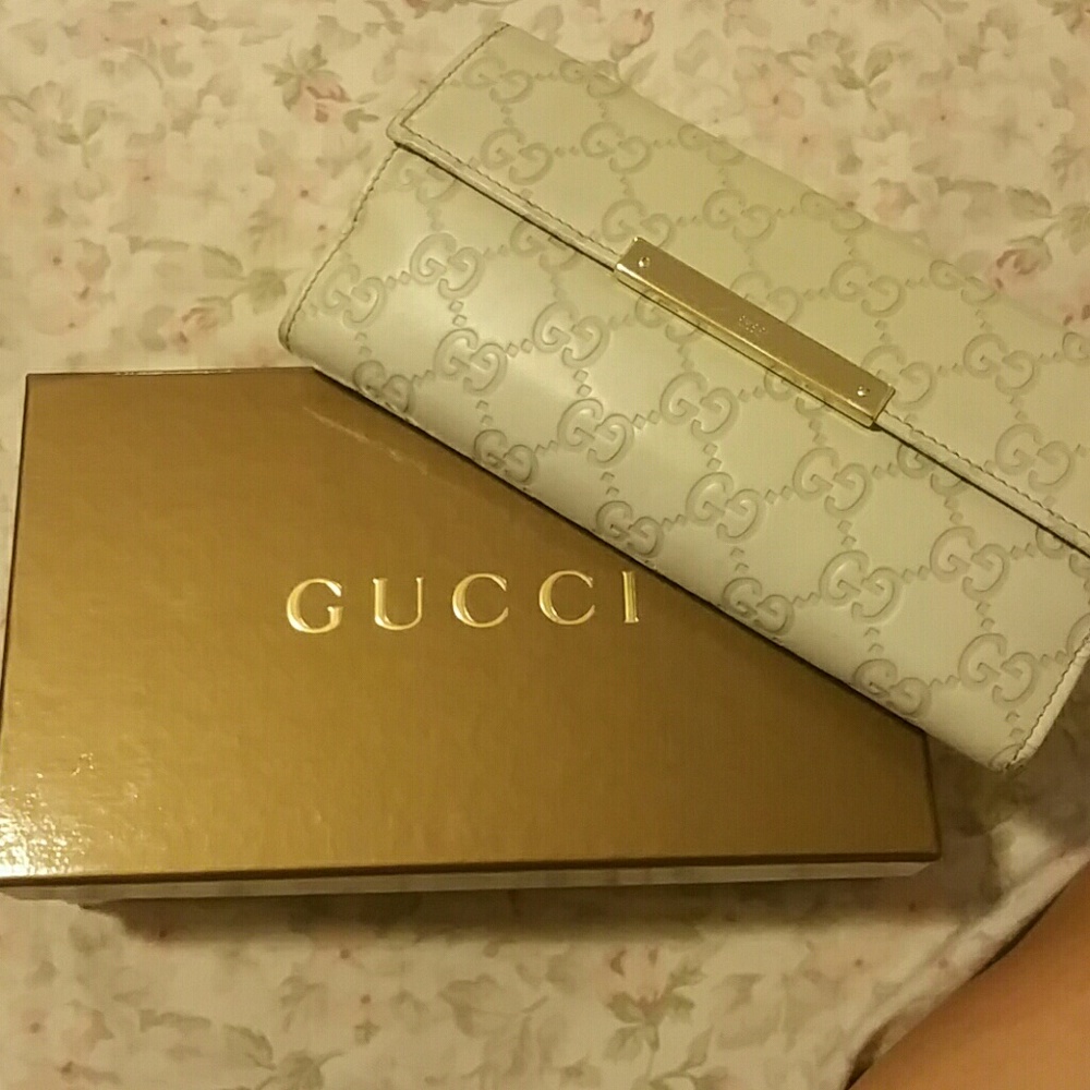 Off-white Gucci wallet