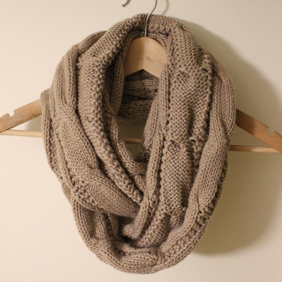 Accessories - Beige circle scarf