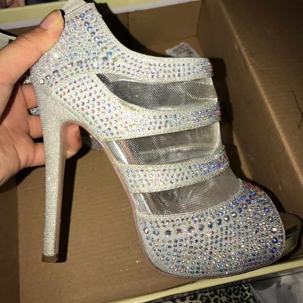 Gorgeous sparkly pumps!