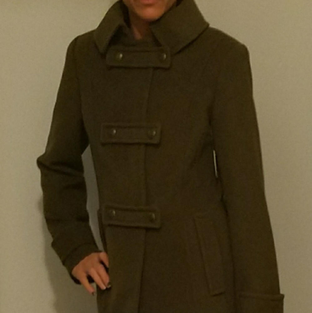 Nwt. Women's cashmere coat in military Olive. Size
