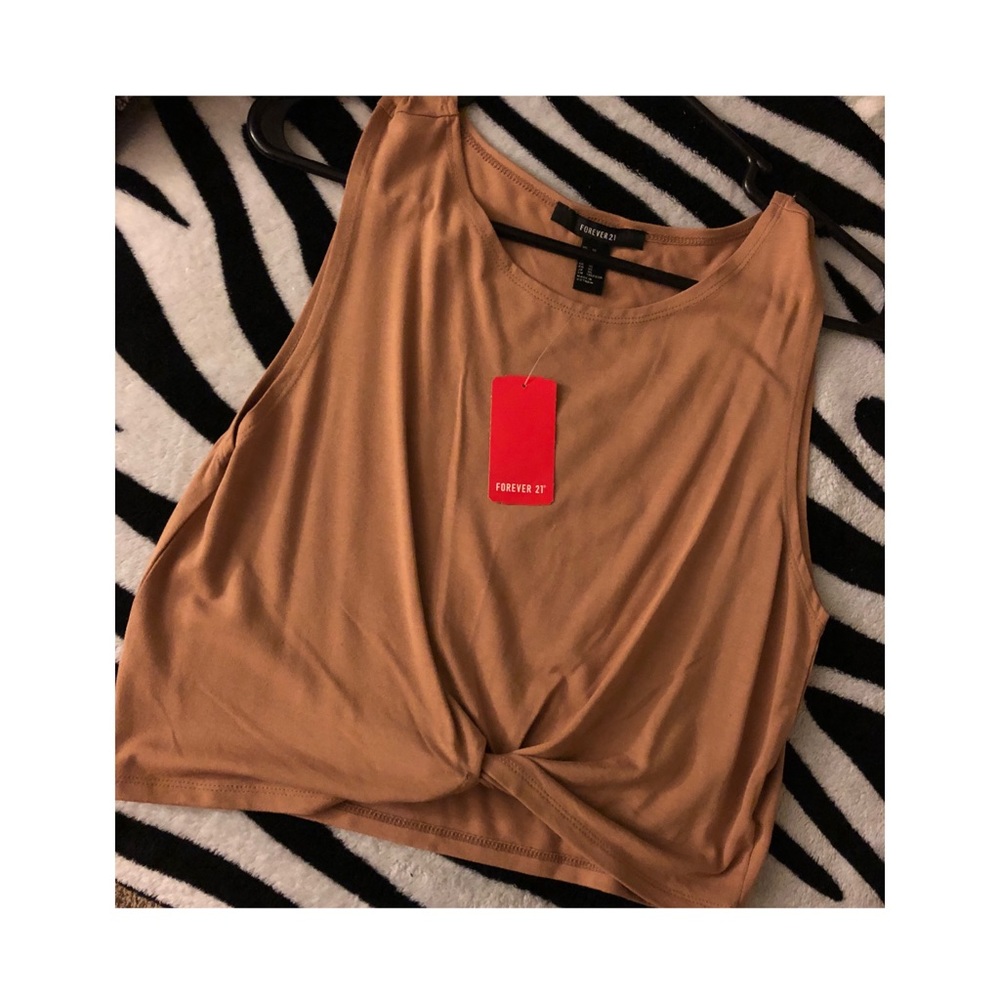 ✖️ SOLD ✖️ NWT • F21 Crop Top