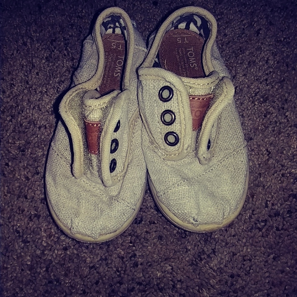 Toms beige toddler shoes