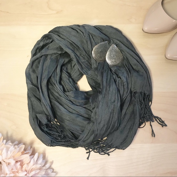 Look Accessories - Silk and cotton dark grey crinkle fringed scarf