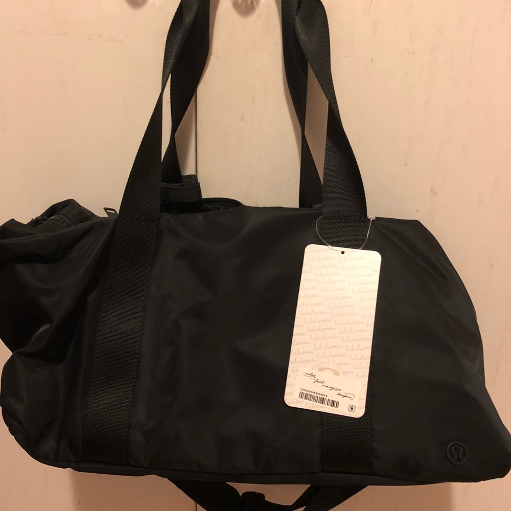 Lululemon Fast Track Duffel black nwt