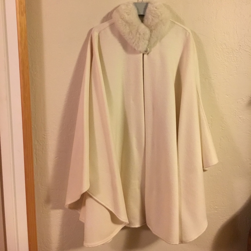 Gorgeous Never-Worn Alpaca Poncho from Peru