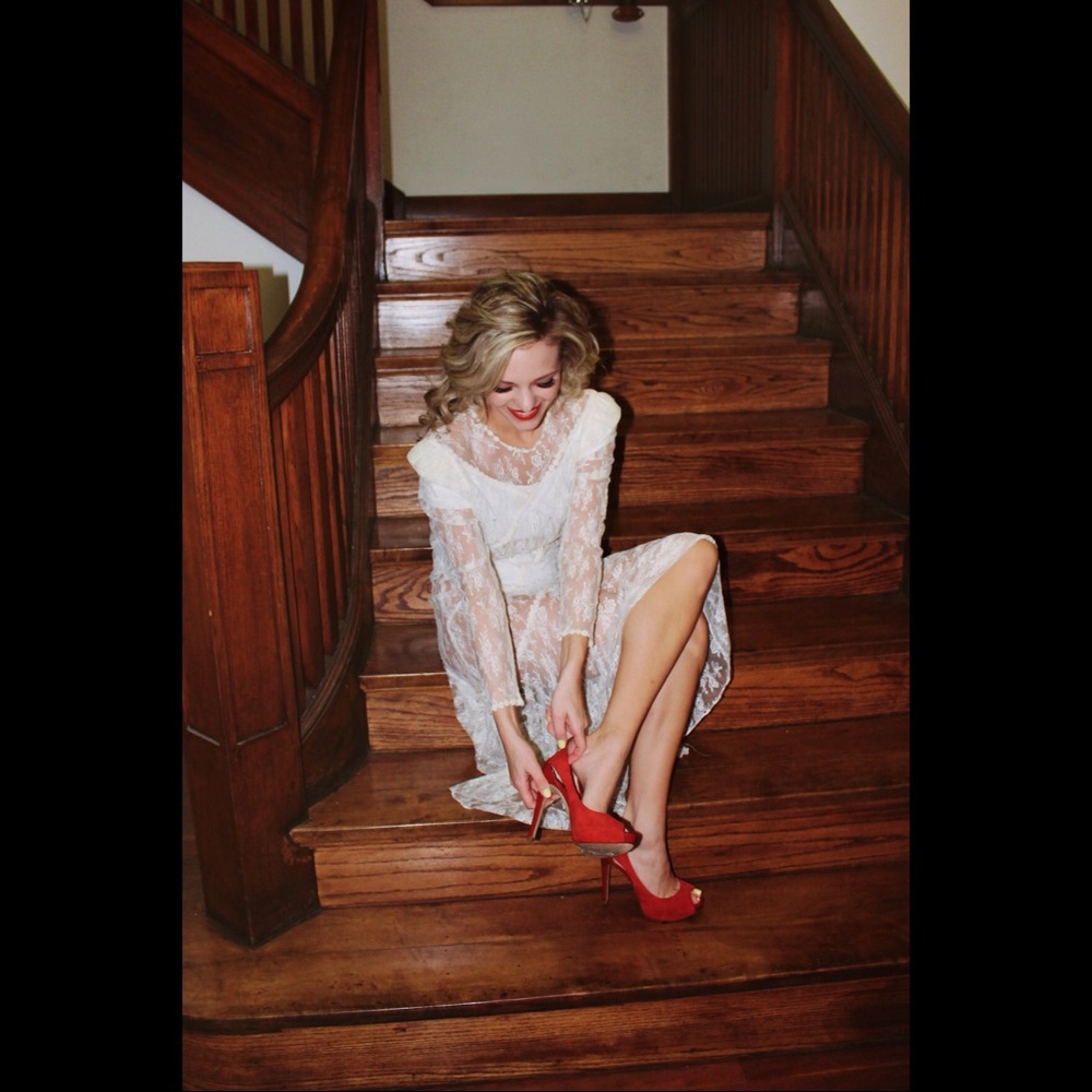Perfect vintage pearl white lace dress!!!!!!!