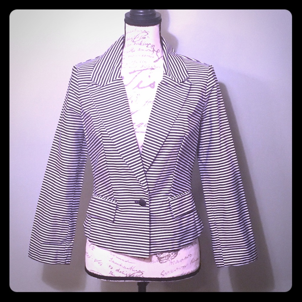 Black and white crisp blazer. Stripes
