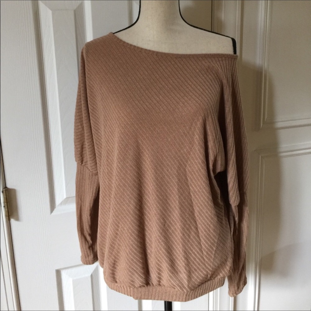 FINAL SALE PRICE❣️Batwing sleeve top 5⭐️ - Picture 2 of 3