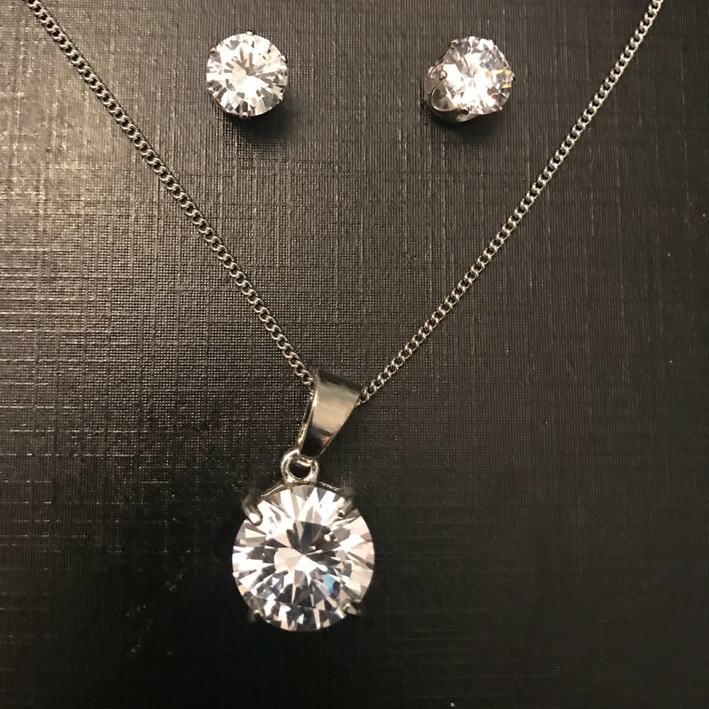 👗 Stylish crystal earrings and necklace set 💞