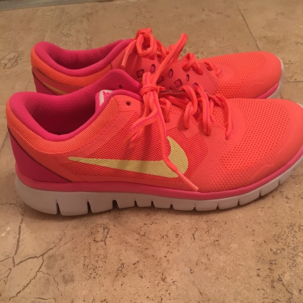 Nike tennis shoes size 5