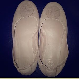 Tory Minnie flats in French grey