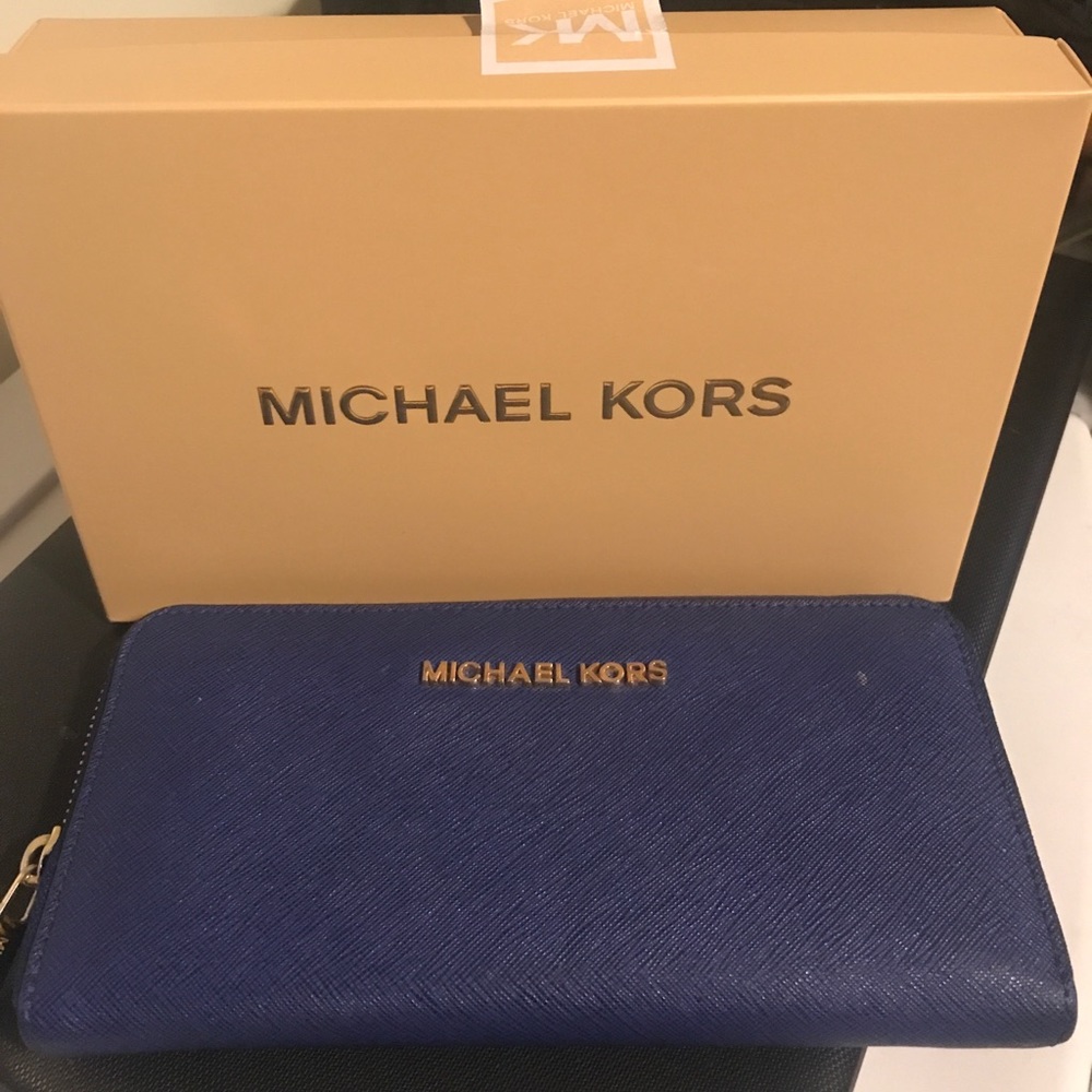 ✨SOLD✨Authentic Micheal Kors Wallet