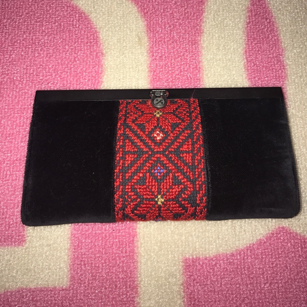 ❣️Beautiful Embroidered Clutch❣️ - Picture 1 of 5