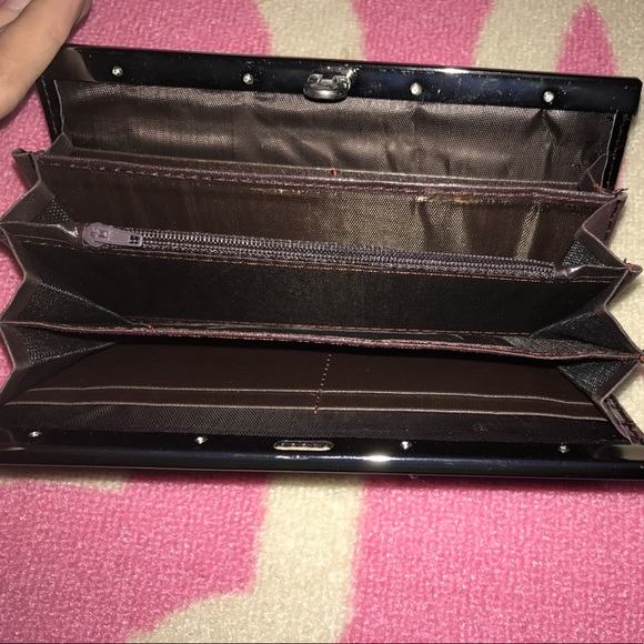 ❣️Beautiful Embroidered Clutch❣️ - Picture 2 of 5