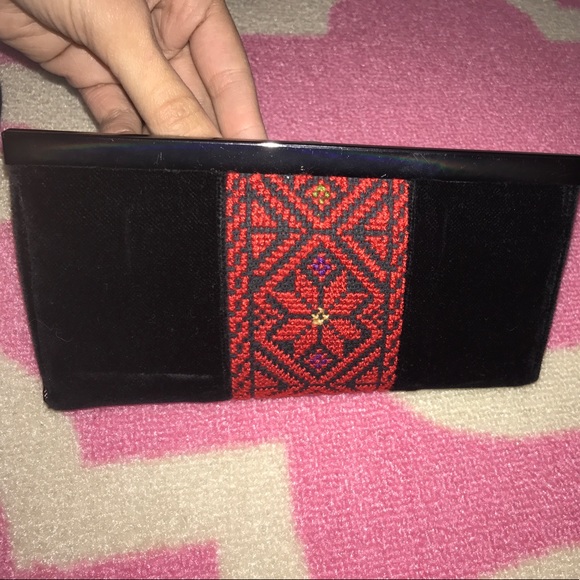 ❣️Beautiful Embroidered Clutch❣️ - Picture 3 of 5