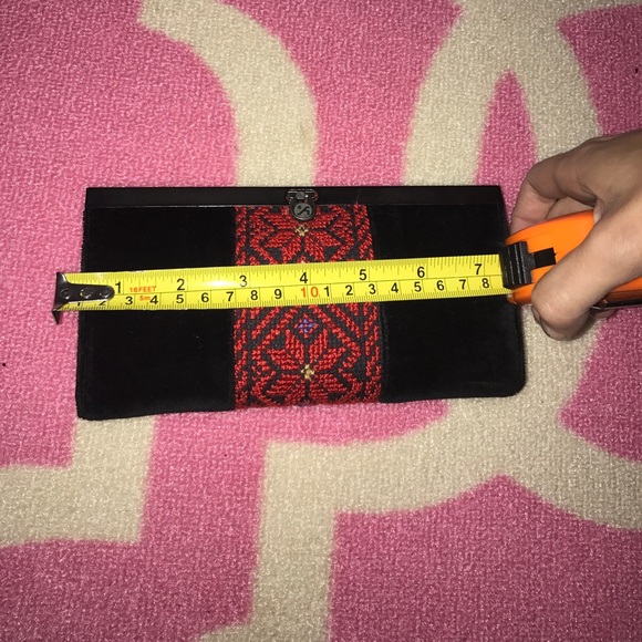 ❣️Beautiful Embroidered Clutch❣️ - Picture 4 of 5