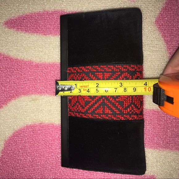 ❣️Beautiful Embroidered Clutch❣️ - Picture 5 of 5