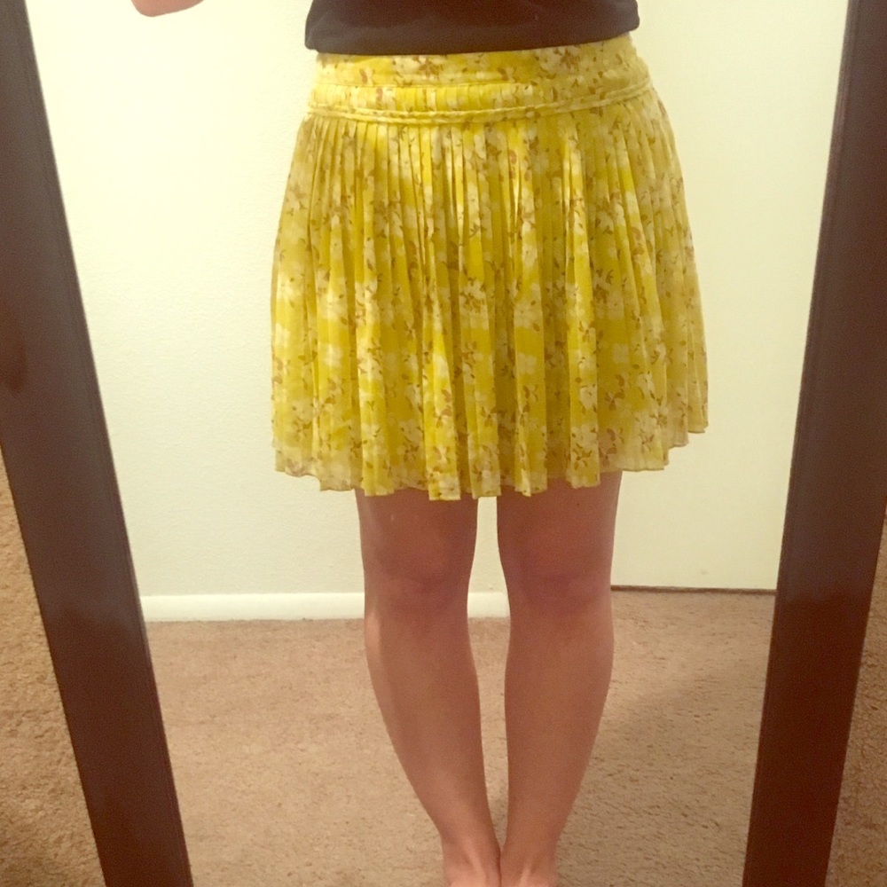 Yellow pleated mini skirt.