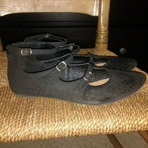 Report three buckle suede shoes w/zipper