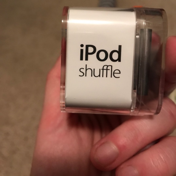 iPod Shuffle - Picture 3 of 5