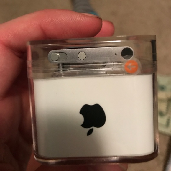 iPod Shuffle - Picture 4 of 5