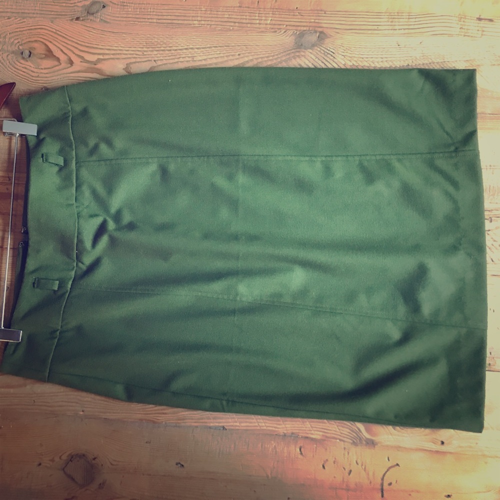 New York & company green skirt great condition