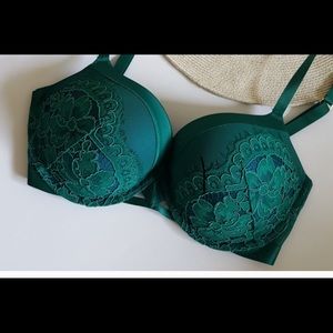 Victoria’s Secrets Very Sexy push up