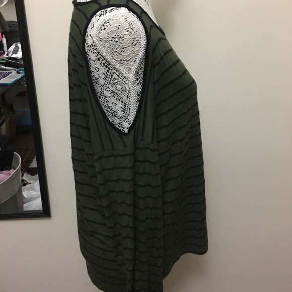 Long sleeved open shoulder shirt - Picture 2 of 3