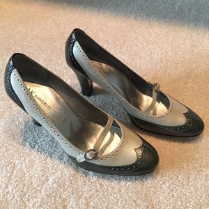 Spectator style patent heels