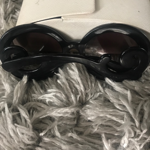 Prada sunglasses(price negotiable) - Picture 4 of 4