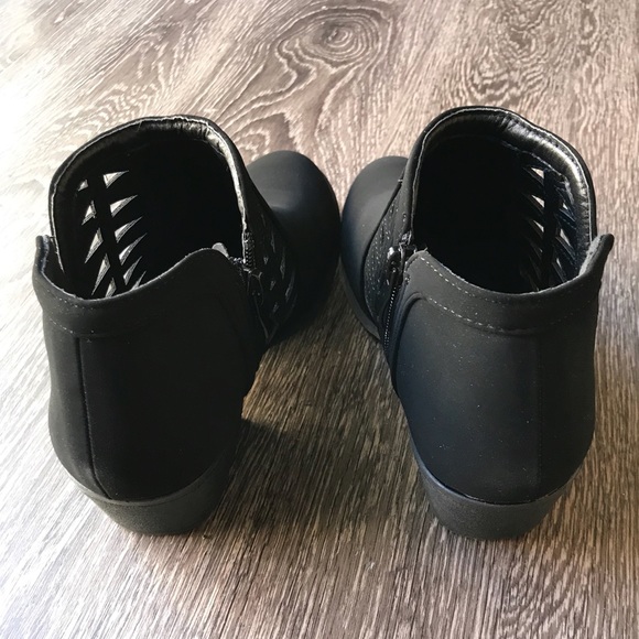 🎄FLASH SALE! Black Cut Out Booties - Picture 7 of 8