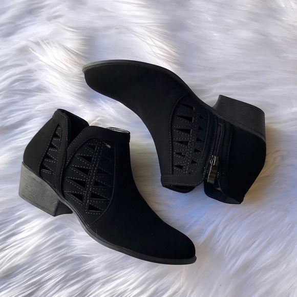 🎄FLASH SALE! Black Cut Out Booties - Picture 8 of 8
