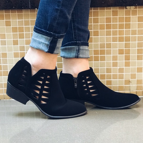 🎄FLASH SALE! Black Cut Out Booties - Picture 2 of 8