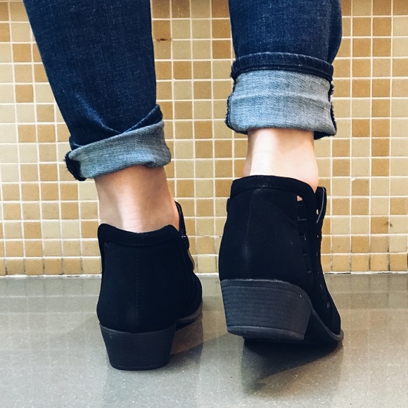 🎄FLASH SALE! Black Cut Out Booties - Picture 3 of 8