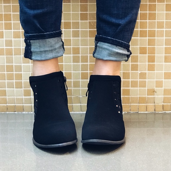 🎄FLASH SALE! Black Cut Out Booties - Picture 4 of 8