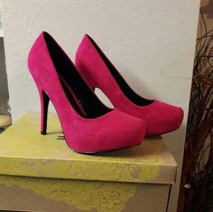 Platform Fuschia pumps