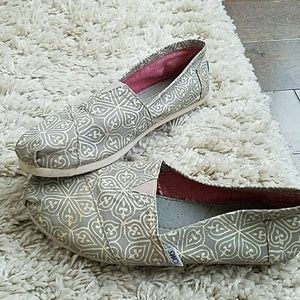 Toms size 7 gray and off white shoes.