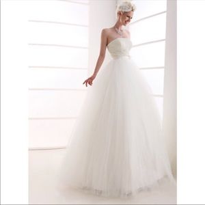 Wedding dress-Modeled once for a bridal show!