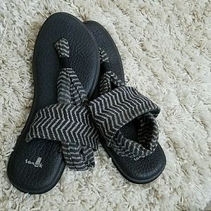 Sank yoga mat sandals. Size 8. B/W chevron.