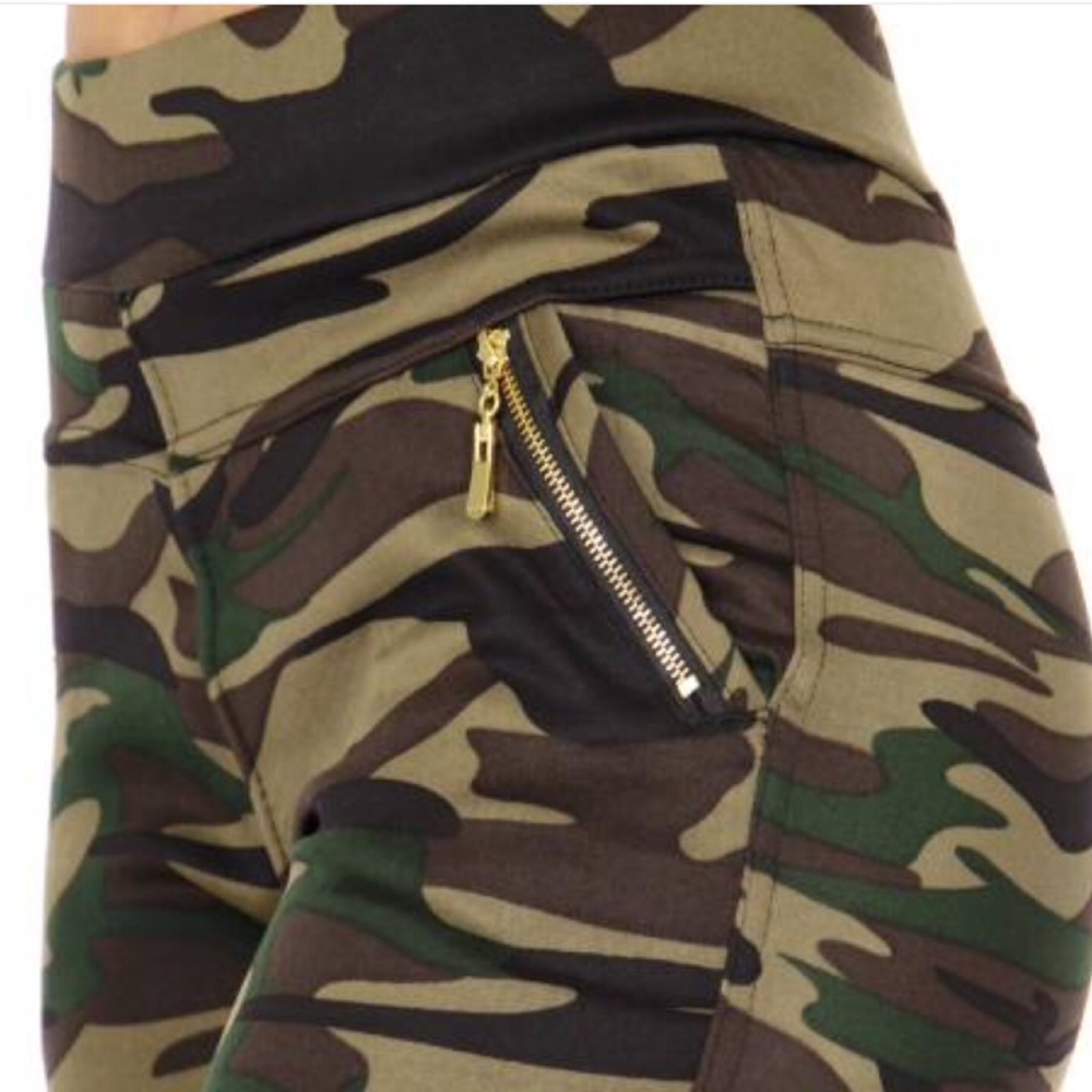 🌴POCKET CAMO🍍 - Picture 2 of 3