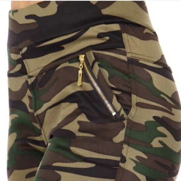 🌴POCKET CAMO🍍 - Picture 2 of 3